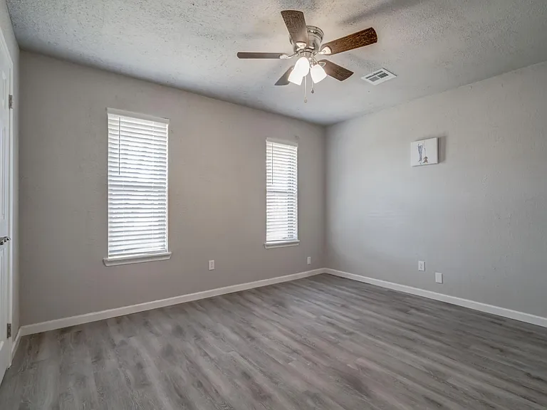 605 Saint James Pl — Photo 21