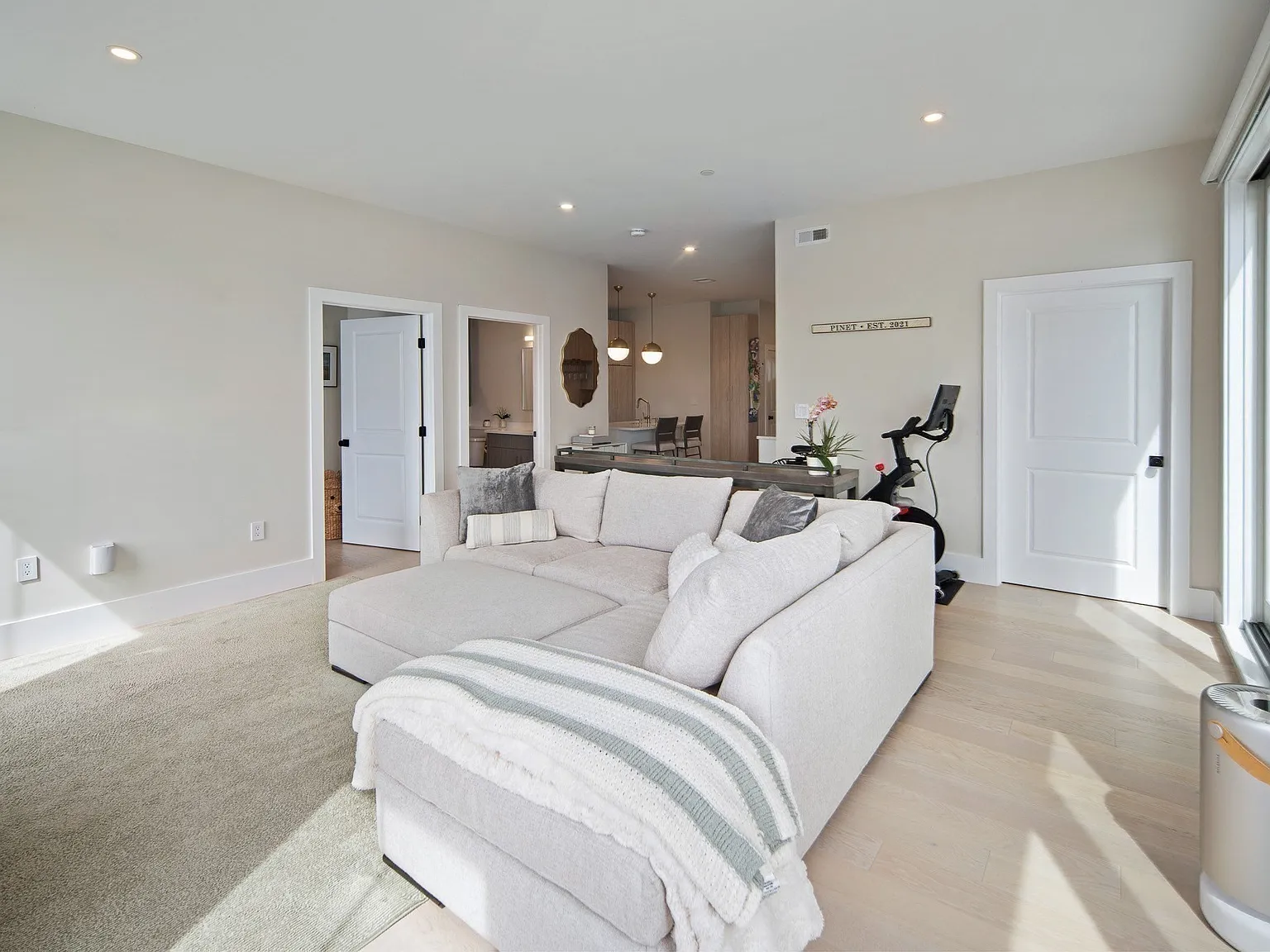 2 bed, 2.0 bath, 1109 sqft, $4,950 — Photo 4