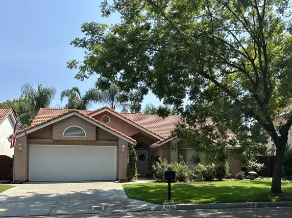 9282 N Green Meadows Ln, Fresno, CA 93720