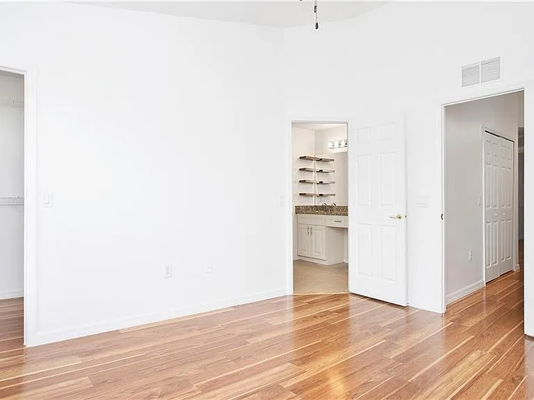 880 Hampton Cir — Photo 22