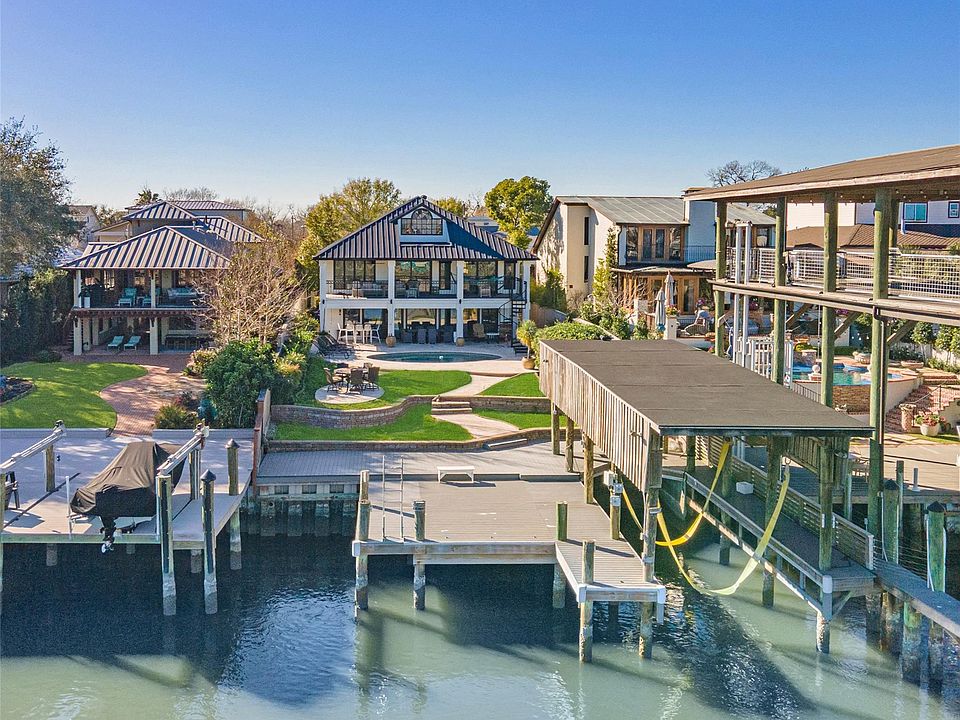 1st image of 221 Blue Point Rd