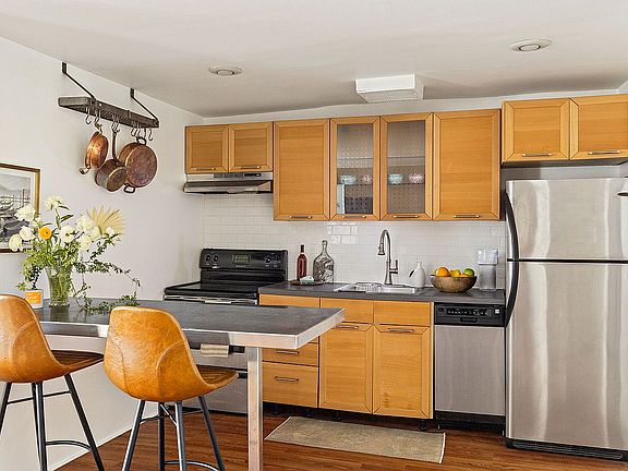 2nd image of 170 Norfolk St APT 2