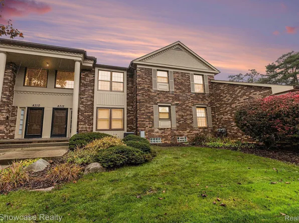 4312 Knightsbridge Ln, West Bloomfield, MI 48323