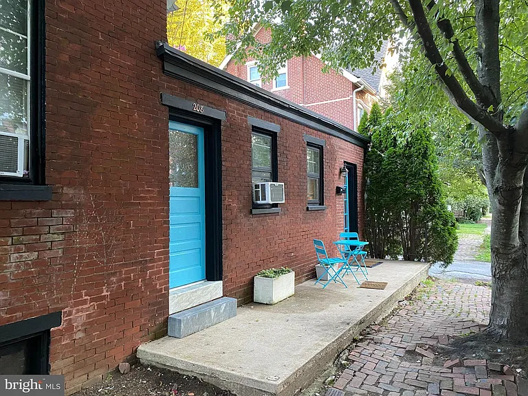 208 W Union St — Photo 1