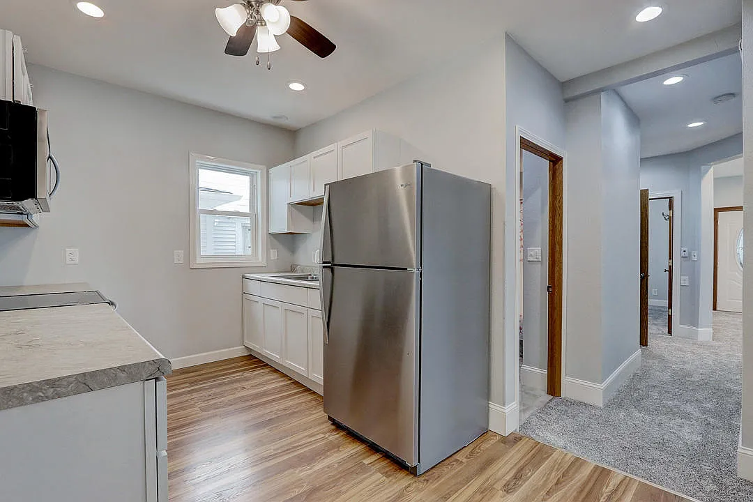 2 bed, 1.0 bath, 950 sqft, $1,370 — Photo 3