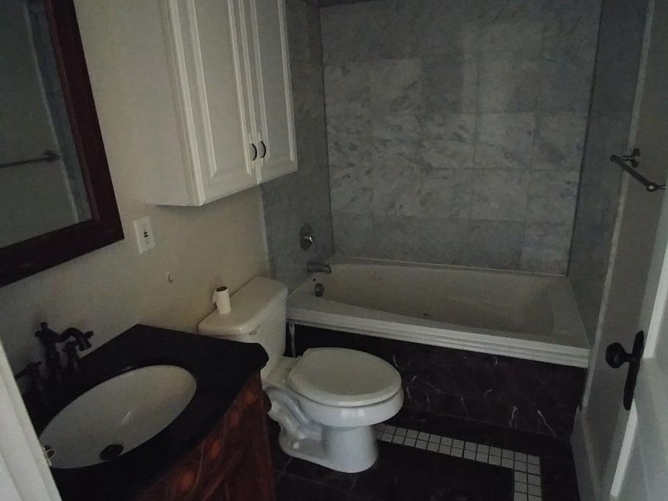 Bathroom with jet tub and marble surround