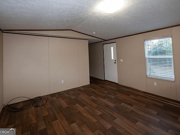 4th image of 330 Edgewater Ln