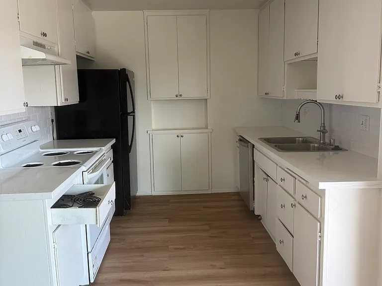 1912 Rockefeller Ln #201 — Photo 3