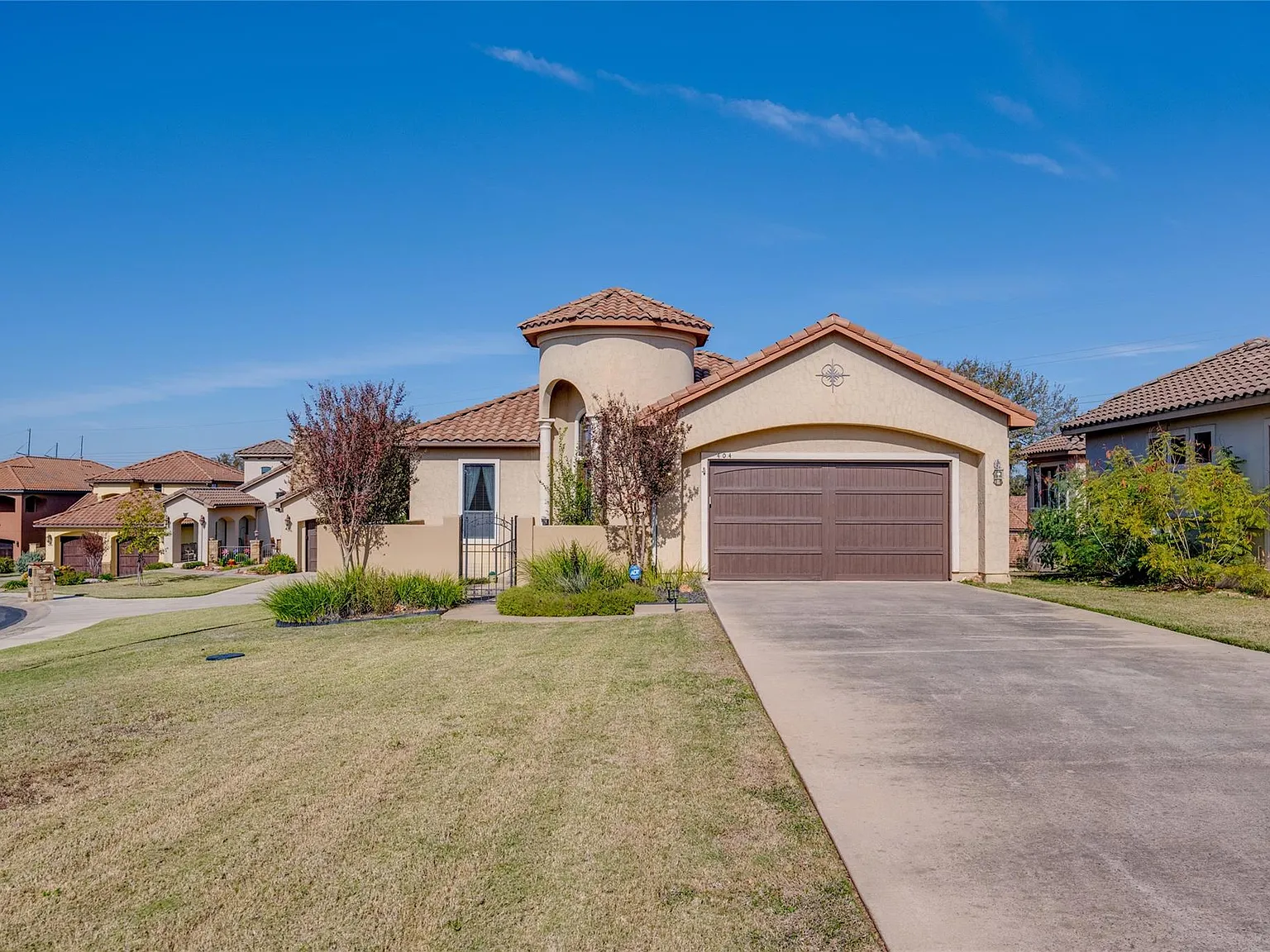 3 bed, 2.0 bath, 2257 sqft, $2,850 — Photo 3