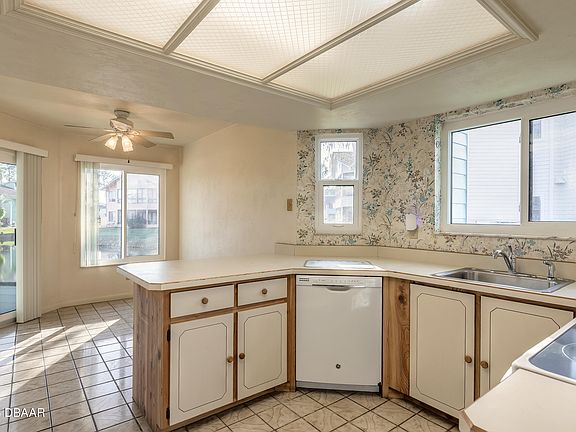 4th image of 126 Blue Heron Dr APT B