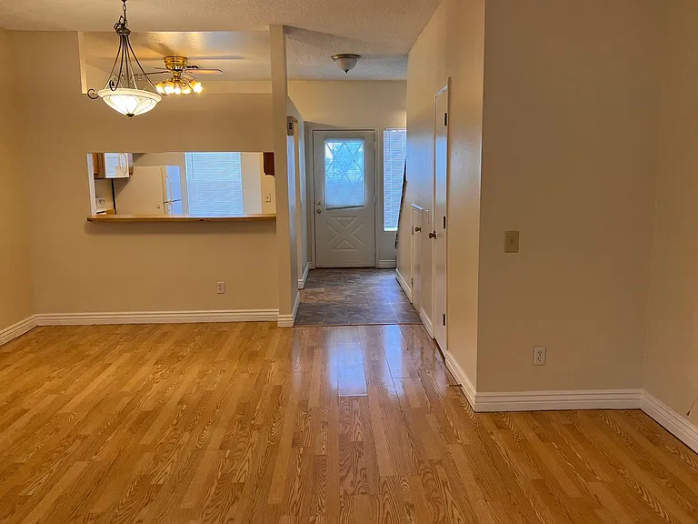 1970 N Hartford St #25 — Photo 3