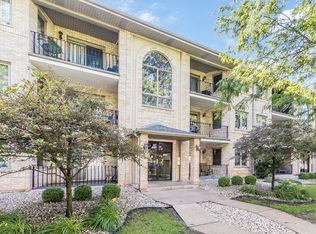 8805 S 79th Ave APT 11, Hickory Hills, IL 60457
