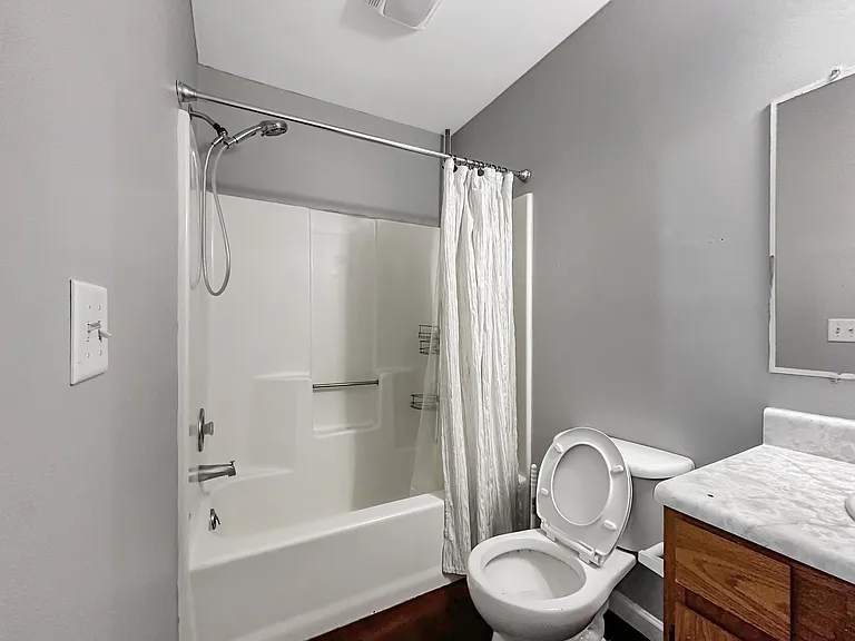 502 E 9th St #B — Photo 4