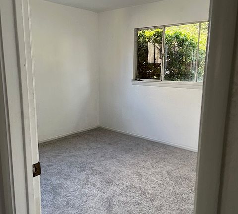 4th image of 2004 Biglow Dr