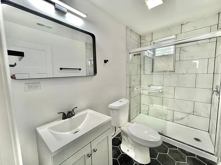 1833 W 21st St — Photo 13