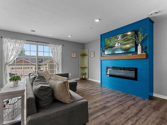 3rd image of 705 Shardlow Pl NE