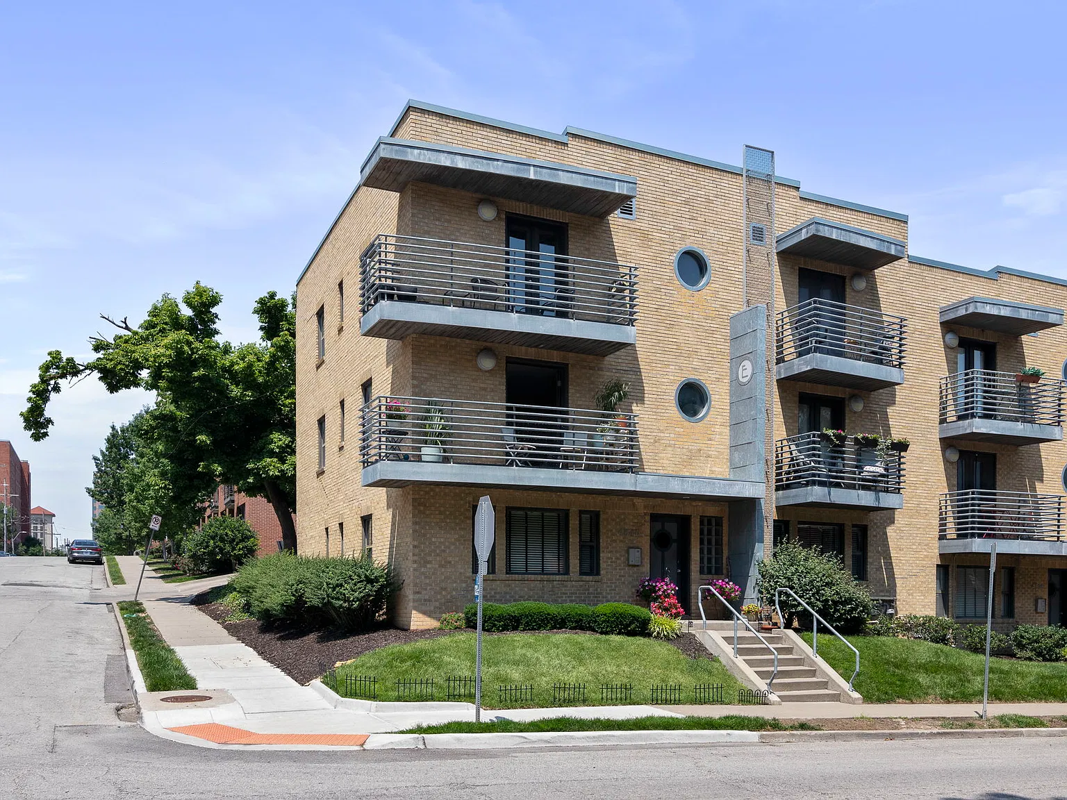 4540 Broadway — Photo 2