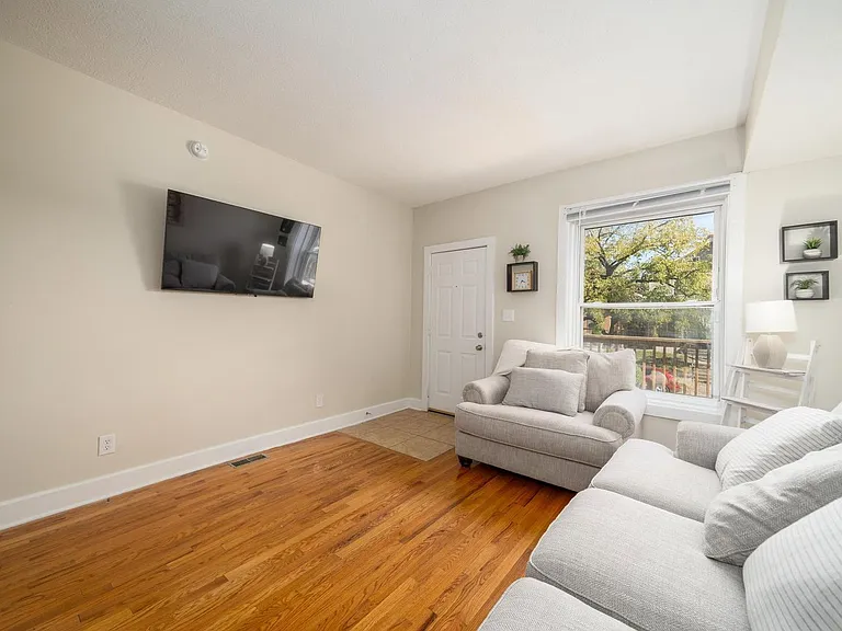 1363 Indianola Ave — Photo 4