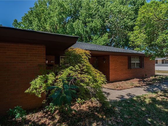 4th image of 1106 Bronco Ln