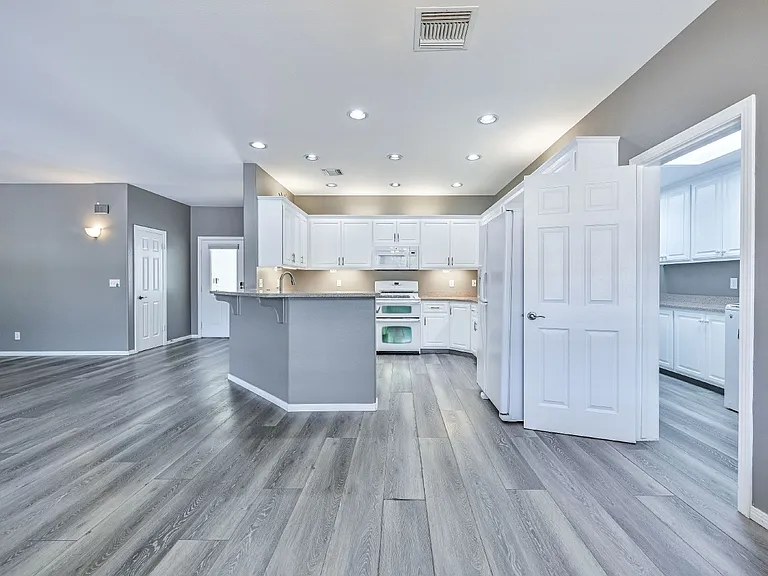 317 W Shamrock Ave — Photo 9