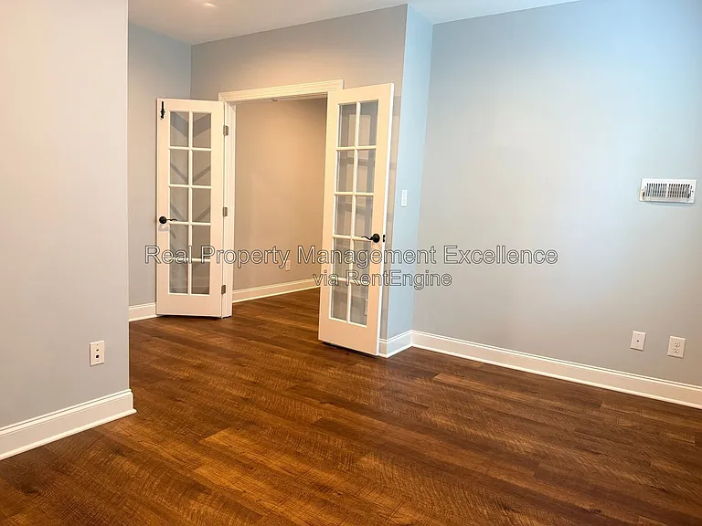 305 Holly Thorn Trce — Photo 21