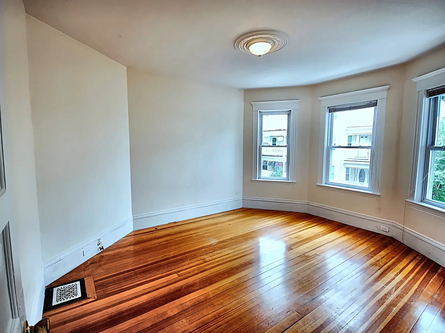 4 bed, 1.5 bath, 1350 sqft, $3,500 — Photo 2