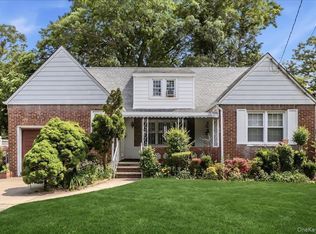 98 Arkansas Dr, Valley Stream, NY 11580