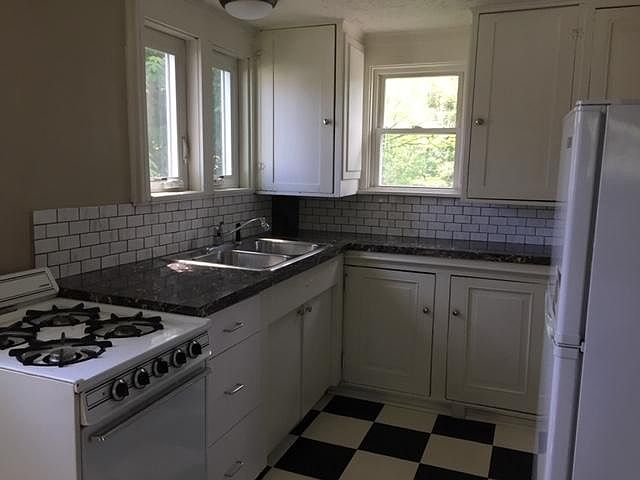 1st image of 210 Oak Knoll Ave NE