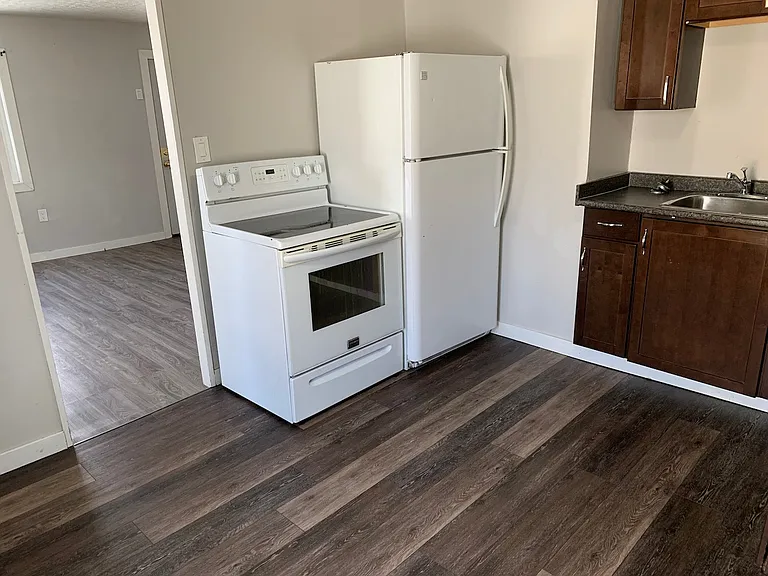 852 Retallack St — Photo 2