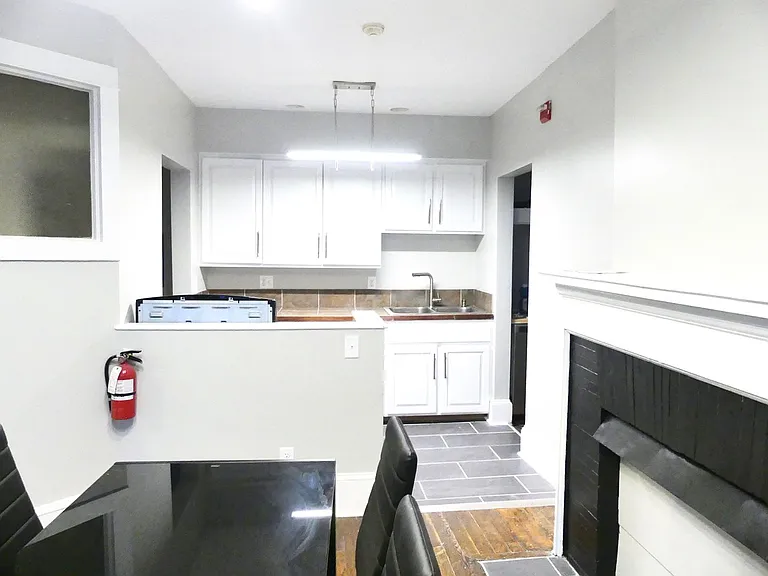 609 E State St — Photo 21