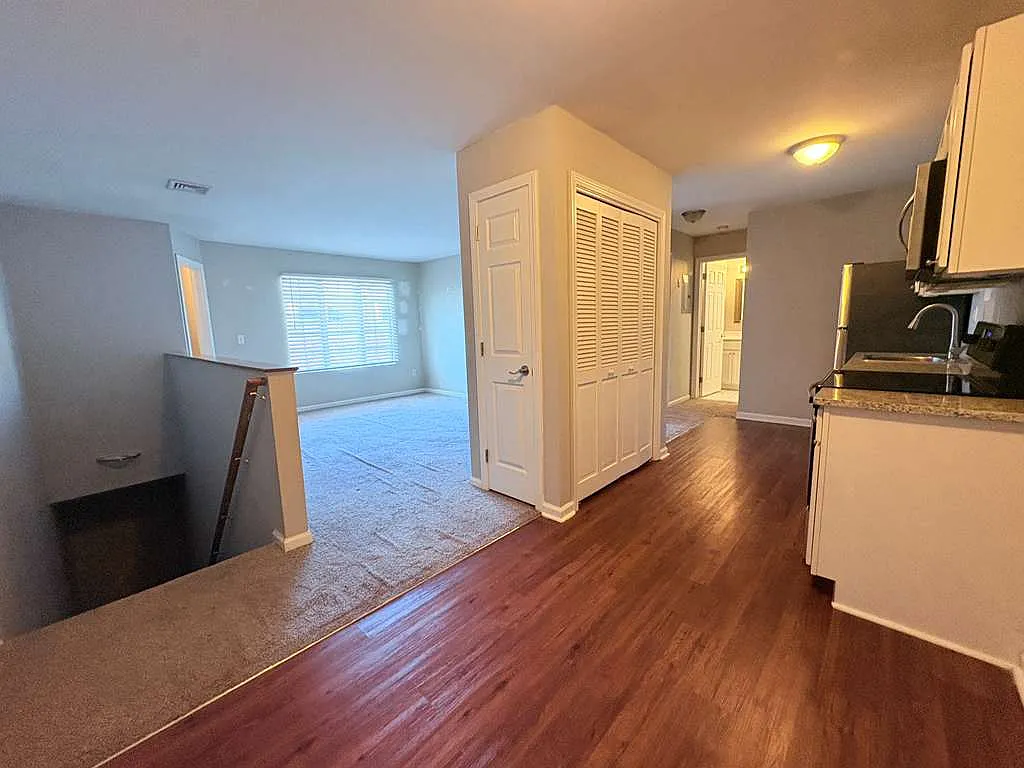 Building Photo - 204 Cherry St #133