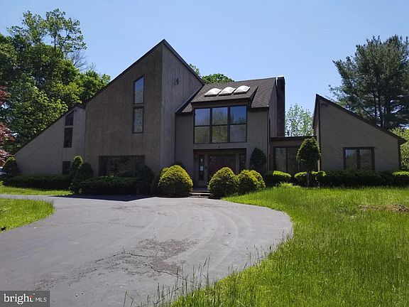 2nd image of 3 E Mozart Dr