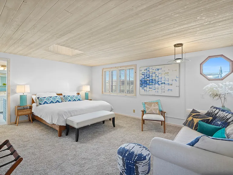 300 Rossmore Dr — Photo 16