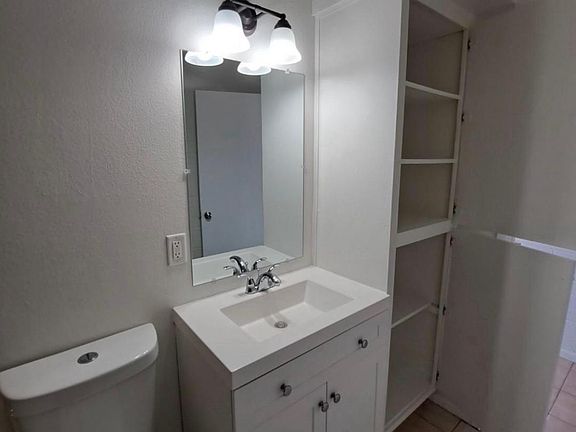 4th image of 703 W 12th St #C