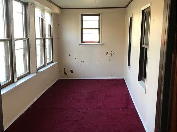 4th image of 207 W Jones St