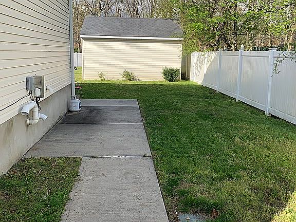 3rd image of 827 Woodland Dr