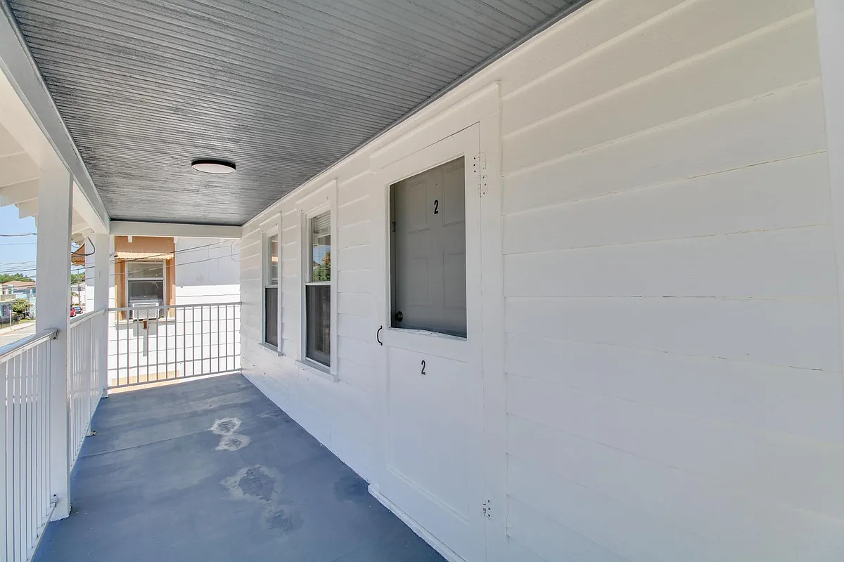 Building Photo - 236 N Oleander Ave #2