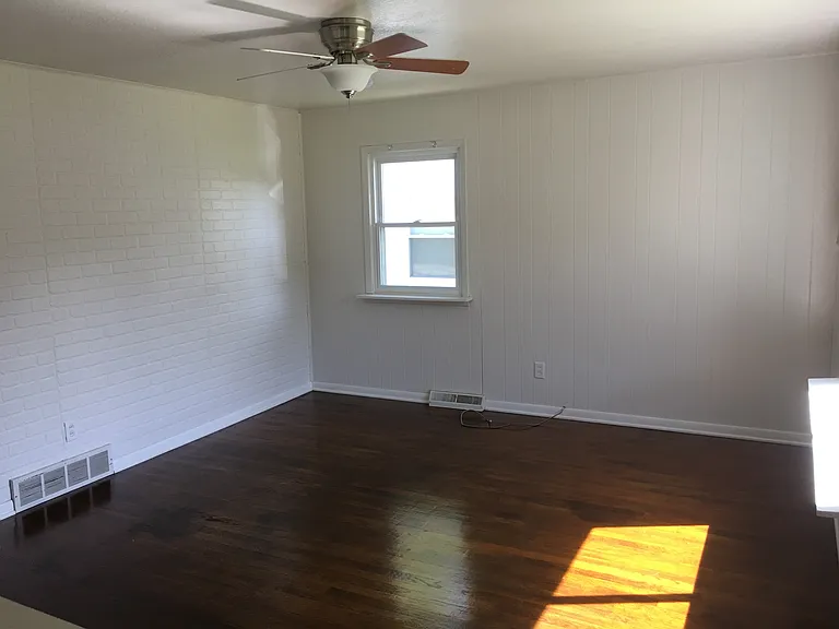 327 Jackson Ave — Photo 8
