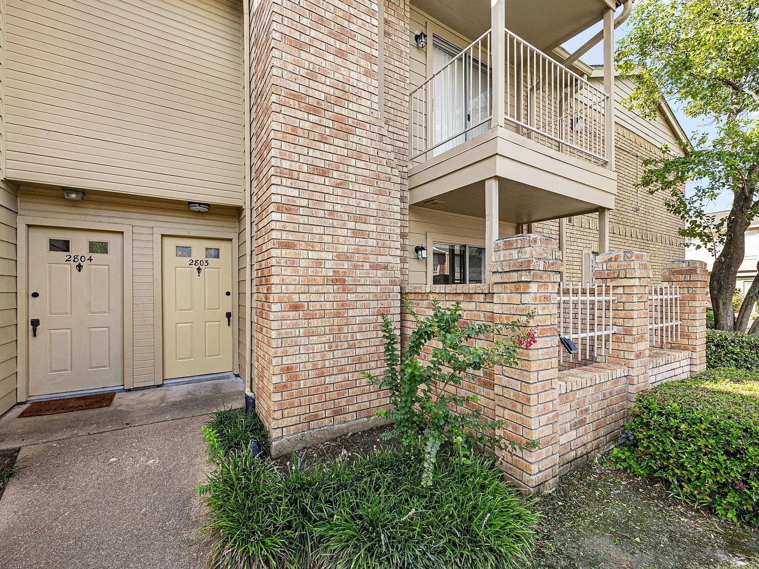 1 bed, 1.5 bath, 893 sqft, $1,200 — Photo 4