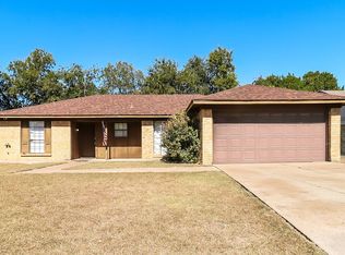 1825 Prince Dr, Benbrook, TX 76126