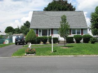 3 Kerry Dr, Troy, NY 12180