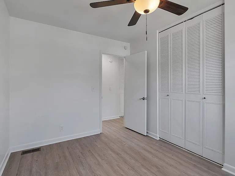 124 Grenadier Dr — Photo 17