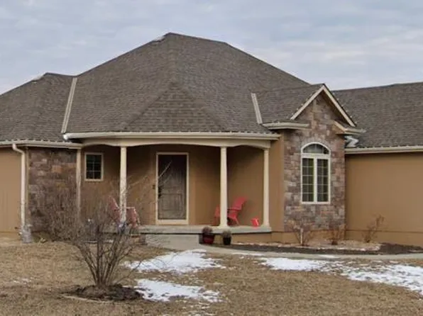1500 NW Pecan Pl, Grain Valley, MO 64029