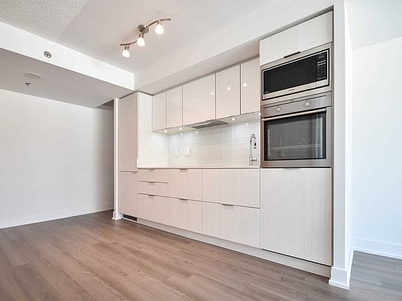 2nd image of 318 Richmond St W #408