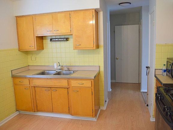 5th image of 8926 La Crosse Ave