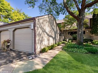 695 Shoreline Rd APT C, Barrington, IL 60010