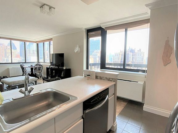 3rd image of 250 E 40th St APT 26E