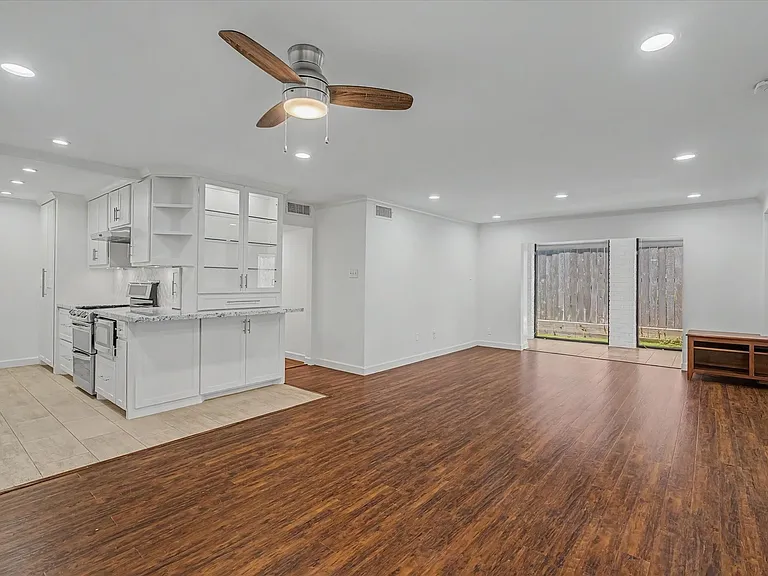7575 Katy Fwy #4 — Photo 23