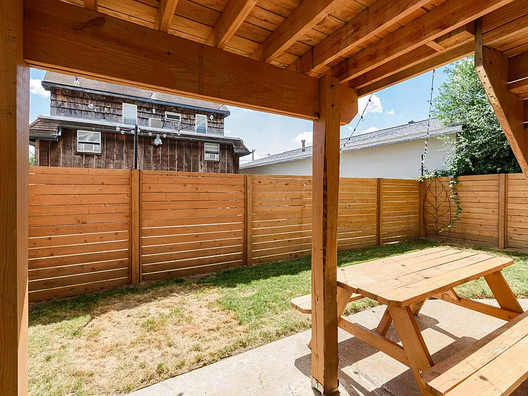 1509 W Clark St — Photo 44