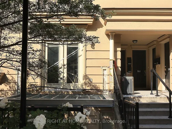 78 Carr St #Townhouse 12, Toronto, ON M5T 1B7